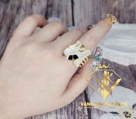 Nhẫn kiểu đính đá trắng nhấn đen 