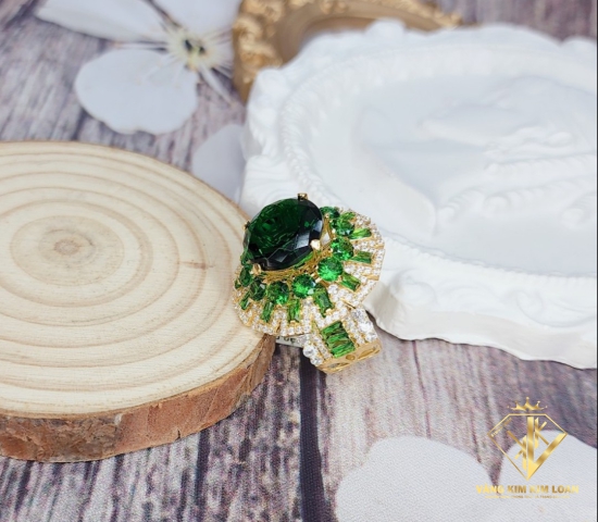 Nhẫn kiểu tròn  hột chủ xanh 