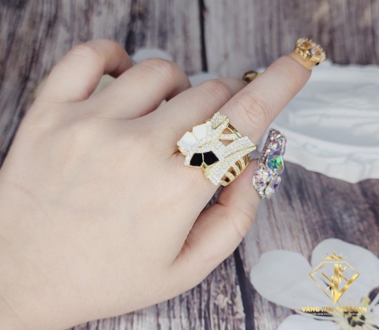 Nhẫn kiểu đính đá trắng nhấn đen 