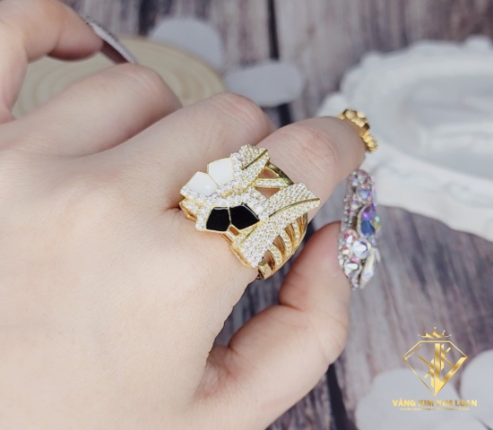 Nhẫn kiểu đính đá trắng nhấn đen 